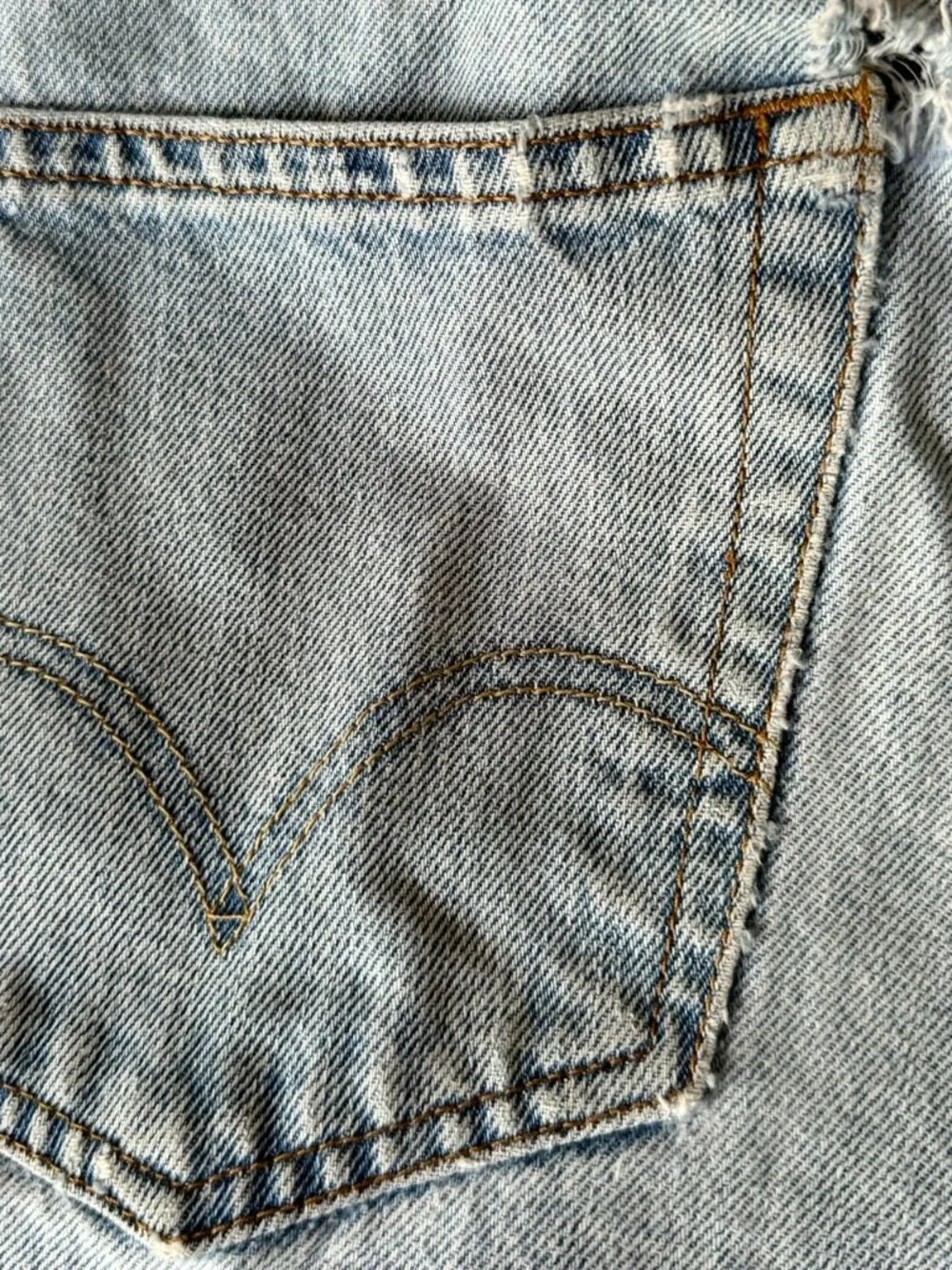 Levi’s 550 Relaxed Fit Jeans W33 L32 • Heavy Distress • Vintage • Authentic Wear